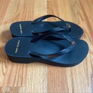 TORY BURCH BLACK + GOLD FLATFORM FLIP FLOP NEW